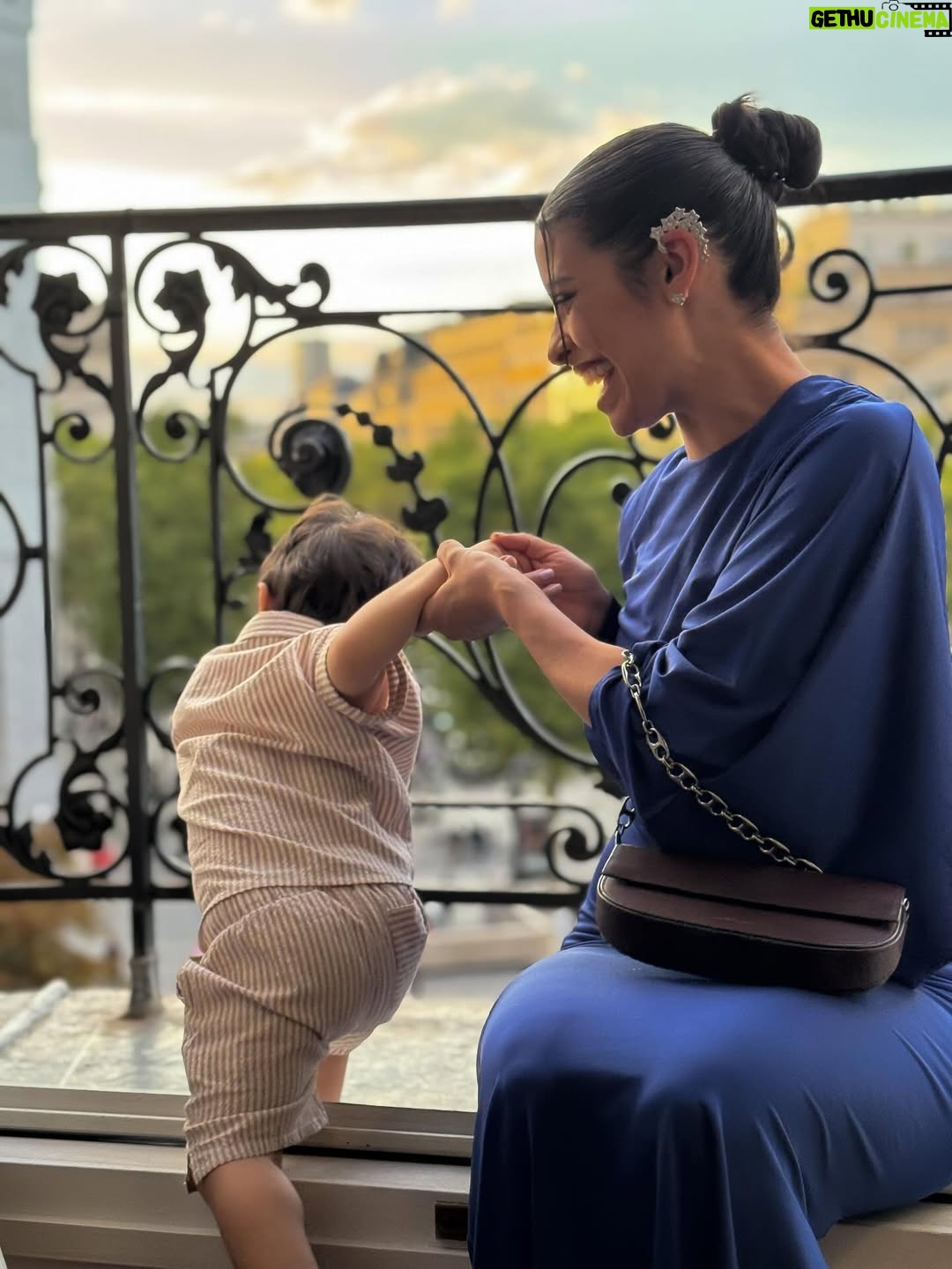 Alia Chergui - 51.5K Likes - Le jour où j’ai donné la vie à mon fils, c’était aussi l’anniversaire de ma mère.
Je me souviens, j’ai raccroché le téléphone après lui avoir chanté “joyeux anniversaire” en pleine contraction, 
et quelques heures plus tard, c’est moi qui devenais maman à mon tour 🥰
Deux générations, un même jour, un même amour.
Que Dieu vous protège, mes deux trésors 
Je vous aimes tellement fort ❤️