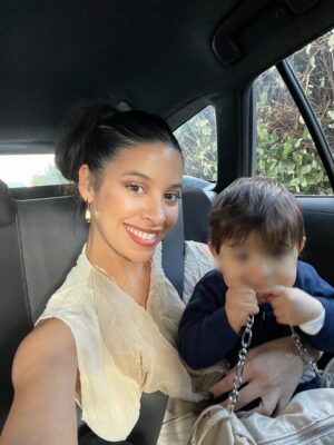 Alia Chergui Instagram - Le jour où j’ai donné la vie à mon fils, c’était aussi l’anniversaire de ma mère.
Je me souviens, j’ai raccroché le téléphone après lui avoir chanté “joyeux anniversaire” en pleine contraction, 
et quelques heures plus tard, c’est moi qui devenais maman à mon tour 🥰
Deux générations, un même jour, un même amour.
Que Dieu vous protège, mes deux trésors 
Je vous aimes tellement fort ❤️