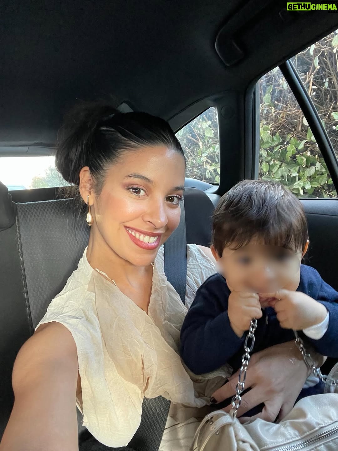 Alia Chergui - 51.5K Likes - Le jour où j’ai donné la vie à mon fils, c’était aussi l’anniversaire de ma mère.
Je me souviens, j’ai raccroché le téléphone après lui avoir chanté “joyeux anniversaire” en pleine contraction, 
et quelques heures plus tard, c’est moi qui devenais maman à mon tour 🥰
Deux générations, un même jour, un même amour.
Que Dieu vous protège, mes deux trésors 
Je vous aimes tellement fort ❤️