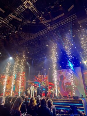Alice Alves Instagram - @associacaosaracarreira Aqui cabem todos os Sonhos de jovens e crianças. Que bonita missão e que gala inesquecível 🤍 
A Sara brilha através de todos estes sonhos e talentos ✨ 
Um sorriso cheio de carinho para o céu 💫
Styling @goncalomello 
Look @madebywho.pt 
Fotografias: @pedromelo_photo