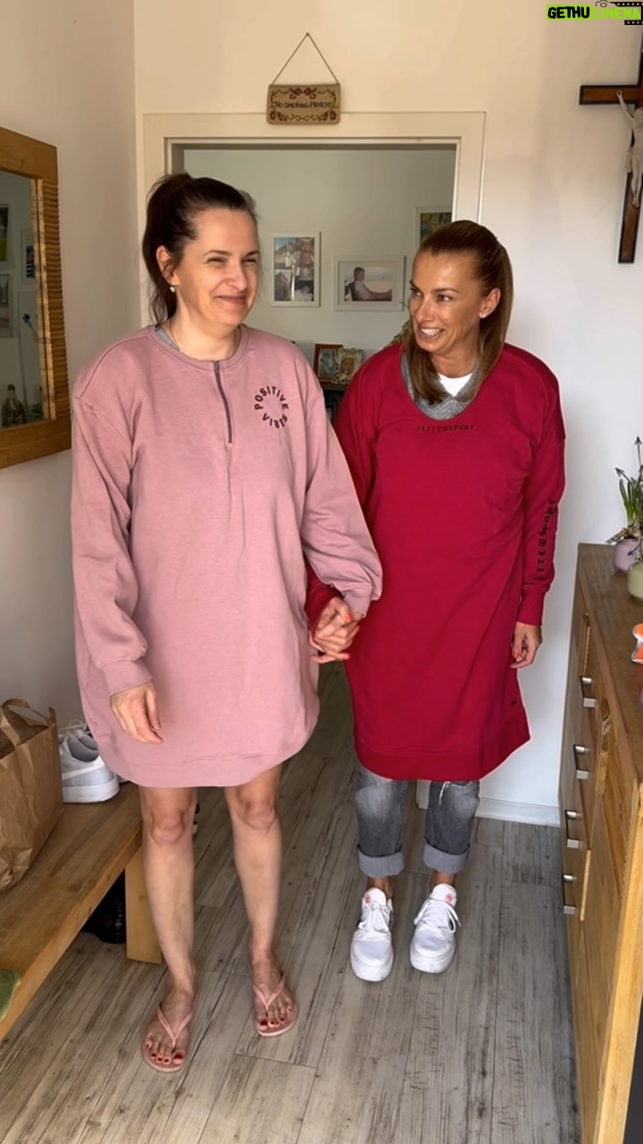Alice Bendová - 30.7K Likes - 🤣🤣🤣🤣🤣, pro změnu máme od mamky slušivé mikinky🤣

@cukrarinka_ 

#kravyvakci #fun #sisters #mom #love #family
