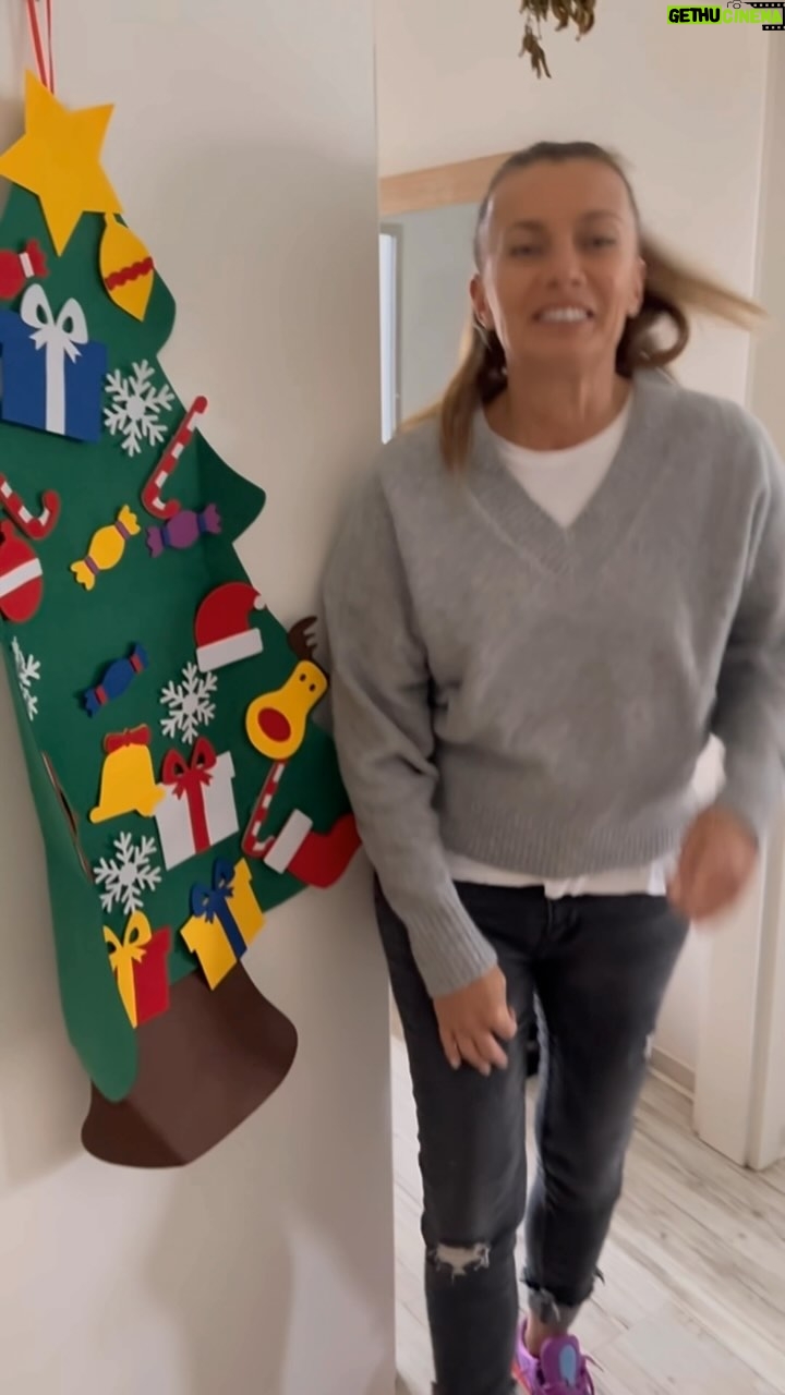 Alice Bendová - 61.7K Likes - Přejeme Vám krásné a nevkusné Vánoce 😂😂😂😂😂😂😂😂😂

Naší mamku samozřejmě milujeme i s tímhle děsivým plstnatým stromem😂😂😂

@cukrarinka_ 

#merrychristmas #christmas #fun #kravyvakci #děs #mama #mom #mother #love #christmastree