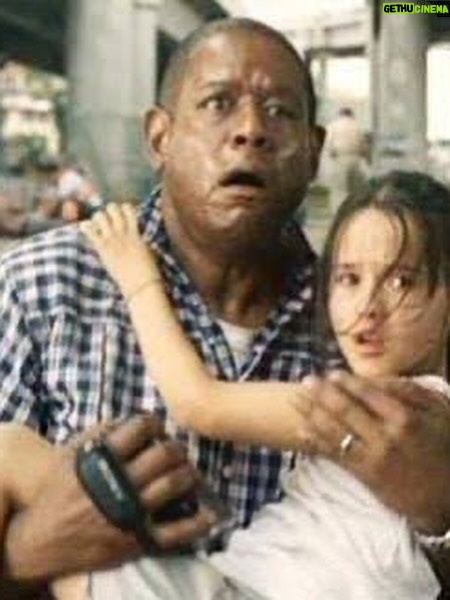 Alicia Jaziz Zapién - 6.9K Likes - Hoy no quiero romantizar la actuación, aunque es inevitable. Sí, me ha roto el corazón, me ha llenado de inseguridades y de incontables “no”. Pero también me ha regalado “sí” que me sostienen hasta hoy: personajes que me han sanado, espejos que me devolvieron verdades que no quería ver, mundos internos que jamás habría descubierto sin ellos.
Soy actriz desde que nací , según  los dramones que le montaba a mi madre y las escenas que montaba con mi hermana para los amigos de mi mamá. 
 A los siete años comencé a estudiar, y a los nueve la vida me lanzó a mi primer si: Vantage Point. Sí, soy esa  niña que casi atropella una ambulancia y que Forest Whitaker rescataba. 
Ese fue el instante en que el mundo se detuvo y supe que nunca podria escapar de esto. 
.
La RAE dice que actuar es “representar un papel en una obra, en una película o en otra producción artística”. Y sonrío al leerlo, porque es mucho más que eso. Actuar es entregar tu respiración, tu memoria, tu carne, tu risa y tus lágrimas al servicio de algo que te trasciende. Es morir y renacer tantas veces como personajes existan. Es el recordatorio más vivo de que no hay una sola vida dentro de nosotros, sino miles esperando salir a escena.
“ El arte es reflejo de la humanidad, y aunque al actor se le llame narcisista, en realidad es quien deja de lado su yo para convertirse en espejo del otro.”
.
Y hoy me quiero felicitar por no rendirme. Y bueno… también es un buen día para presumir los “sí” jajajaja.
.
Siento que nadie va a leerlo completo, si tú llegaste hasta aquí primero, gracias y déjame una 🎥🎥🎥 para saber quien llego.. 
te quiero mucho y todo esto no sería posible sin tu apoyo. GRACIAS.
.
No estoy llorando, se me metieron recuerdos en los ojos.