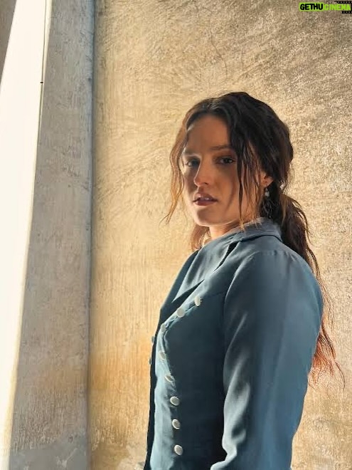 Alicia Jaziz Zapién - 6.9K Likes - Hoy no quiero romantizar la actuación, aunque es inevitable. Sí, me ha roto el corazón, me ha llenado de inseguridades y de incontables “no”. Pero también me ha regalado “sí” que me sostienen hasta hoy: personajes que me han sanado, espejos que me devolvieron verdades que no quería ver, mundos internos que jamás habría descubierto sin ellos.
Soy actriz desde que nací , según  los dramones que le montaba a mi madre y las escenas que montaba con mi hermana para los amigos de mi mamá. 
 A los siete años comencé a estudiar, y a los nueve la vida me lanzó a mi primer si: Vantage Point. Sí, soy esa  niña que casi atropella una ambulancia y que Forest Whitaker rescataba. 
Ese fue el instante en que el mundo se detuvo y supe que nunca podria escapar de esto. 
.
La RAE dice que actuar es “representar un papel en una obra, en una película o en otra producción artística”. Y sonrío al leerlo, porque es mucho más que eso. Actuar es entregar tu respiración, tu memoria, tu carne, tu risa y tus lágrimas al servicio de algo que te trasciende. Es morir y renacer tantas veces como personajes existan. Es el recordatorio más vivo de que no hay una sola vida dentro de nosotros, sino miles esperando salir a escena.
“ El arte es reflejo de la humanidad, y aunque al actor se le llame narcisista, en realidad es quien deja de lado su yo para convertirse en espejo del otro.”
.
Y hoy me quiero felicitar por no rendirme. Y bueno… también es un buen día para presumir los “sí” jajajaja.
.
Siento que nadie va a leerlo completo, si tú llegaste hasta aquí primero, gracias y déjame una 🎥🎥🎥 para saber quien llego.. 
te quiero mucho y todo esto no sería posible sin tu apoyo. GRACIAS.
.
No estoy llorando, se me metieron recuerdos en los ojos.
