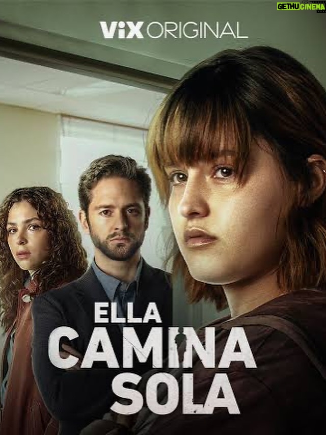 Alicia Jaziz Zapién - 6.9K Likes - Hoy no quiero romantizar la actuación, aunque es inevitable. Sí, me ha roto el corazón, me ha llenado de inseguridades y de incontables “no”. Pero también me ha regalado “sí” que me sostienen hasta hoy: personajes que me han sanado, espejos que me devolvieron verdades que no quería ver, mundos internos que jamás habría descubierto sin ellos.
Soy actriz desde que nací , según  los dramones que le montaba a mi madre y las escenas que montaba con mi hermana para los amigos de mi mamá. 
 A los siete años comencé a estudiar, y a los nueve la vida me lanzó a mi primer si: Vantage Point. Sí, soy esa  niña que casi atropella una ambulancia y que Forest Whitaker rescataba. 
Ese fue el instante en que el mundo se detuvo y supe que nunca podria escapar de esto. 
.
La RAE dice que actuar es “representar un papel en una obra, en una película o en otra producción artística”. Y sonrío al leerlo, porque es mucho más que eso. Actuar es entregar tu respiración, tu memoria, tu carne, tu risa y tus lágrimas al servicio de algo que te trasciende. Es morir y renacer tantas veces como personajes existan. Es el recordatorio más vivo de que no hay una sola vida dentro de nosotros, sino miles esperando salir a escena.
“ El arte es reflejo de la humanidad, y aunque al actor se le llame narcisista, en realidad es quien deja de lado su yo para convertirse en espejo del otro.”
.
Y hoy me quiero felicitar por no rendirme. Y bueno… también es un buen día para presumir los “sí” jajajaja.
.
Siento que nadie va a leerlo completo, si tú llegaste hasta aquí primero, gracias y déjame una 🎥🎥🎥 para saber quien llego.. 
te quiero mucho y todo esto no sería posible sin tu apoyo. GRACIAS.
.
No estoy llorando, se me metieron recuerdos en los ojos.