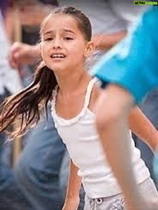 Alicia Jaziz Zapién - 6.9K Likes - Hoy no quiero romantizar la actuación, aunque es inevitable. Sí, me ha roto el corazón, me ha llenado de inseguridades y de incontables “no”. Pero también me ha regalado “sí” que me sostienen hasta hoy: personajes que me han sanado, espejos que me devolvieron verdades que no quería ver, mundos internos que jamás habría descubierto sin ellos.
Soy actriz desde que nací , según  los dramones que le montaba a mi madre y las escenas que montaba con mi hermana para los amigos de mi mamá. 
 A los siete años comencé a estudiar, y a los nueve la vida me lanzó a mi primer si: Vantage Point. Sí, soy esa  niña que casi atropella una ambulancia y que Forest Whitaker rescataba. 
Ese fue el instante en que el mundo se detuvo y supe que nunca podria escapar de esto. 
.
La RAE dice que actuar es “representar un papel en una obra, en una película o en otra producción artística”. Y sonrío al leerlo, porque es mucho más que eso. Actuar es entregar tu respiración, tu memoria, tu carne, tu risa y tus lágrimas al servicio de algo que te trasciende. Es morir y renacer tantas veces como personajes existan. Es el recordatorio más vivo de que no hay una sola vida dentro de nosotros, sino miles esperando salir a escena.
“ El arte es reflejo de la humanidad, y aunque al actor se le llame narcisista, en realidad es quien deja de lado su yo para convertirse en espejo del otro.”
.
Y hoy me quiero felicitar por no rendirme. Y bueno… también es un buen día para presumir los “sí” jajajaja.
.
Siento que nadie va a leerlo completo, si tú llegaste hasta aquí primero, gracias y déjame una 🎥🎥🎥 para saber quien llego.. 
te quiero mucho y todo esto no sería posible sin tu apoyo. GRACIAS.
.
No estoy llorando, se me metieron recuerdos en los ojos.