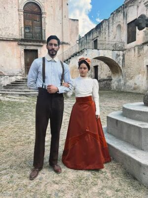 Alicia Jaziz Zapién Instagram - Hoy no quiero romantizar la actuación, aunque es inevitable. Sí, me ha roto el corazón, me ha llenado de inseguridades y de incontables “no”. Pero también me ha regalado “sí” que me sostienen hasta hoy: personajes que me han sanado, espejos que me devolvieron verdades que no quería ver, mundos internos que jamás habría descubierto sin ellos.
Soy actriz desde que nací , según los dramones que le montaba a mi madre y las escenas que montaba con mi hermana para los amigos de mi mamá.
A los siete años comencé a estudiar, y a los nueve la vida me lanzó a mi primer si: Vantage Point. Sí, soy esa niña que casi atropella una ambulancia y que Forest Whitaker rescataba.
Ese fue el instante en que el mundo se detuvo y supe que nunca podria escapar de esto.
.
La RAE dice que actuar es “representar un papel en una obra, en una película o en otra producción artística”. Y sonrío al leerlo, porque es mucho más que eso. Actuar es entregar tu respiración, tu memoria, tu carne, tu risa y tus lágrimas al servicio de algo que te trasciende. Es morir y renacer tantas veces como personajes existan. Es el recordatorio más vivo de que no hay una sola vida dentro de nosotros, sino miles esperando salir a escena.
“ El arte es reflejo de la humanidad, y aunque al actor se le llame narcisista, en realidad es quien deja de lado su yo para convertirse en espejo del otro.”
.
Y hoy me quiero felicitar por no rendirme. Y bueno… también es un buen día para presumir los “sí” jajajaja.
.
Siento que nadie va a leerlo completo, si tú llegaste hasta aquí primero, gracias y déjame una 🎥🎥🎥 para saber quien llego..
te quiero mucho y todo esto no sería posible sin tu apoyo. GRACIAS.
.
No estoy llorando, se me metieron recuerdos en los ojos.