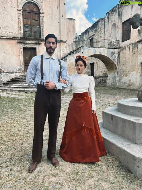 Alicia Jaziz Zapién - 6.9K Likes - Hoy no quiero romantizar la actuación, aunque es inevitable. Sí, me ha roto el corazón, me ha llenado de inseguridades y de incontables “no”. Pero también me ha regalado “sí” que me sostienen hasta hoy: personajes que me han sanado, espejos que me devolvieron verdades que no quería ver, mundos internos que jamás habría descubierto sin ellos.
Soy actriz desde que nací , según  los dramones que le montaba a mi madre y las escenas que montaba con mi hermana para los amigos de mi mamá. 
 A los siete años comencé a estudiar, y a los nueve la vida me lanzó a mi primer si: Vantage Point. Sí, soy esa  niña que casi atropella una ambulancia y que Forest Whitaker rescataba. 
Ese fue el instante en que el mundo se detuvo y supe que nunca podria escapar de esto. 
.
La RAE dice que actuar es “representar un papel en una obra, en una película o en otra producción artística”. Y sonrío al leerlo, porque es mucho más que eso. Actuar es entregar tu respiración, tu memoria, tu carne, tu risa y tus lágrimas al servicio de algo que te trasciende. Es morir y renacer tantas veces como personajes existan. Es el recordatorio más vivo de que no hay una sola vida dentro de nosotros, sino miles esperando salir a escena.
“ El arte es reflejo de la humanidad, y aunque al actor se le llame narcisista, en realidad es quien deja de lado su yo para convertirse en espejo del otro.”
.
Y hoy me quiero felicitar por no rendirme. Y bueno… también es un buen día para presumir los “sí” jajajaja.
.
Siento que nadie va a leerlo completo, si tú llegaste hasta aquí primero, gracias y déjame una 🎥🎥🎥 para saber quien llego.. 
te quiero mucho y todo esto no sería posible sin tu apoyo. GRACIAS.
.
No estoy llorando, se me metieron recuerdos en los ojos.