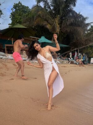 Alisha Chopra Instagram - I work on my own timeline ; snaps from 01•09•2025🌊✨

#HDB