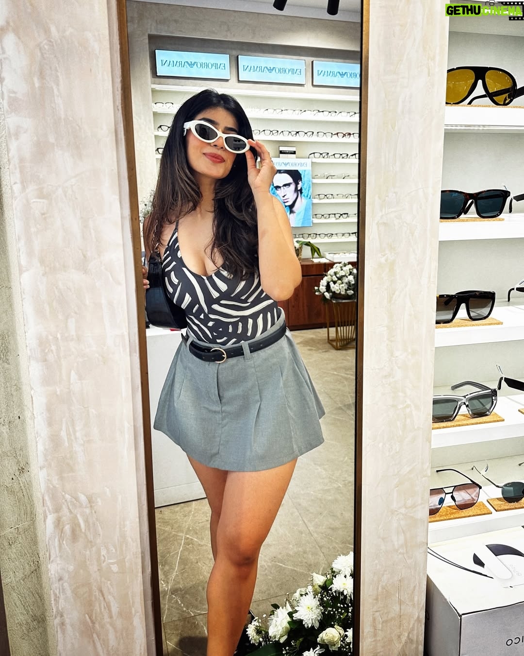Alisha Chopra - 5.8K Likes - Getting summer-ready with @gkboptical ☀️🥰
.
.
.
.
#versaceeyewear #pradaeyewear #loveforluxury #gkbopticals #sunglasses
