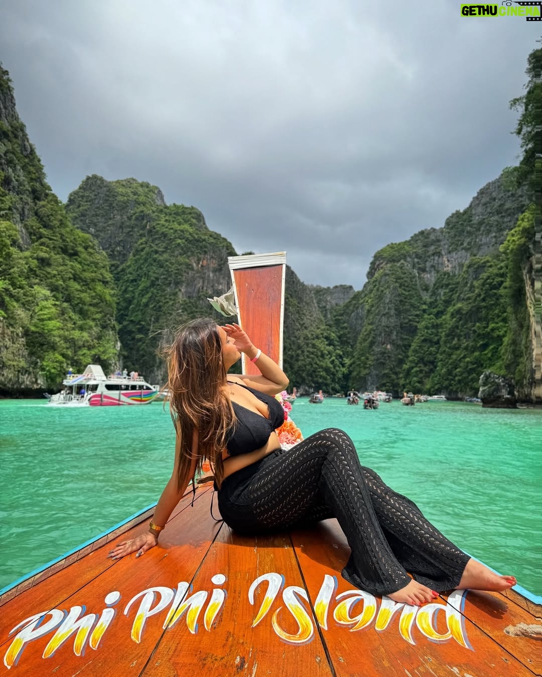 Aliya Naaz - 7.8K Likes - Floating through paradise 🛶🖤