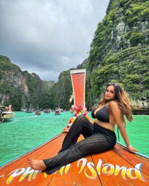 Aliya Naaz Instagram - Floating through paradise 🛶🖤