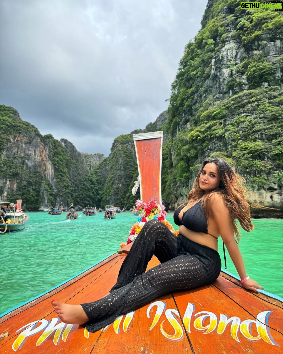 Aliya Naaz - 7.8K Likes - Floating through paradise 🛶🖤