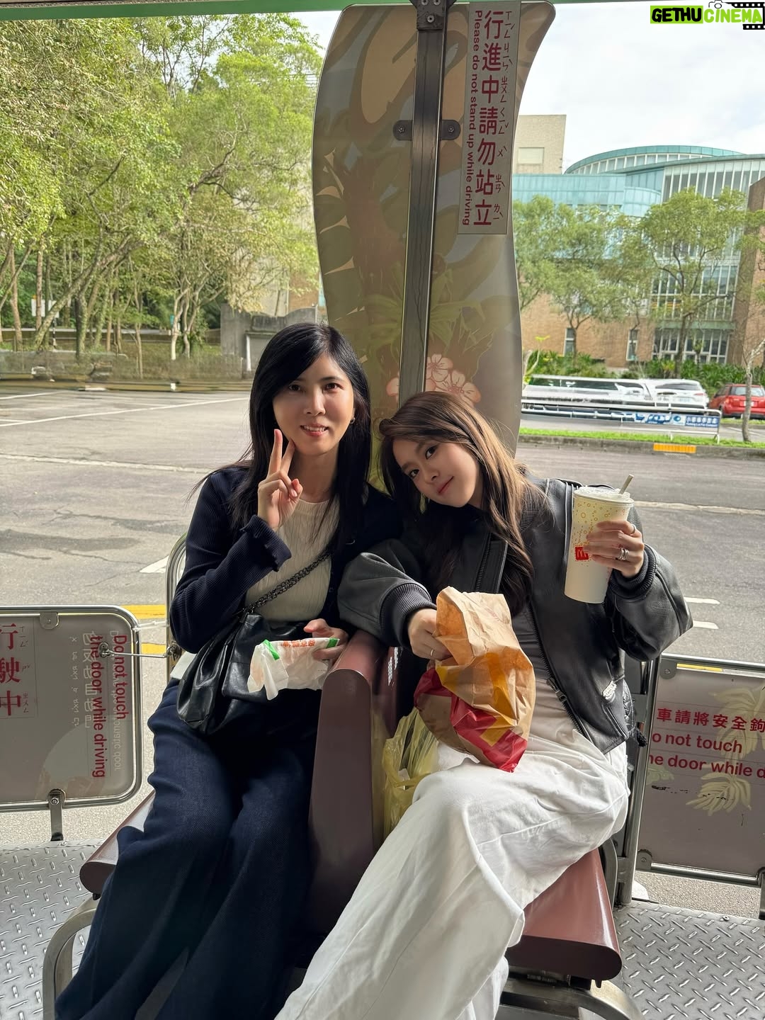 Ally Chiu - 4.6K Likes - ’‘
生日快樂最愛的母親大人
帶母親來吃 美國極光牧場乾式熟成 35 天帶骨肋眼牛排
Ps麥當勞沒有贊助

생일 축하해요, 내가 제일 사랑하는 엄마💓