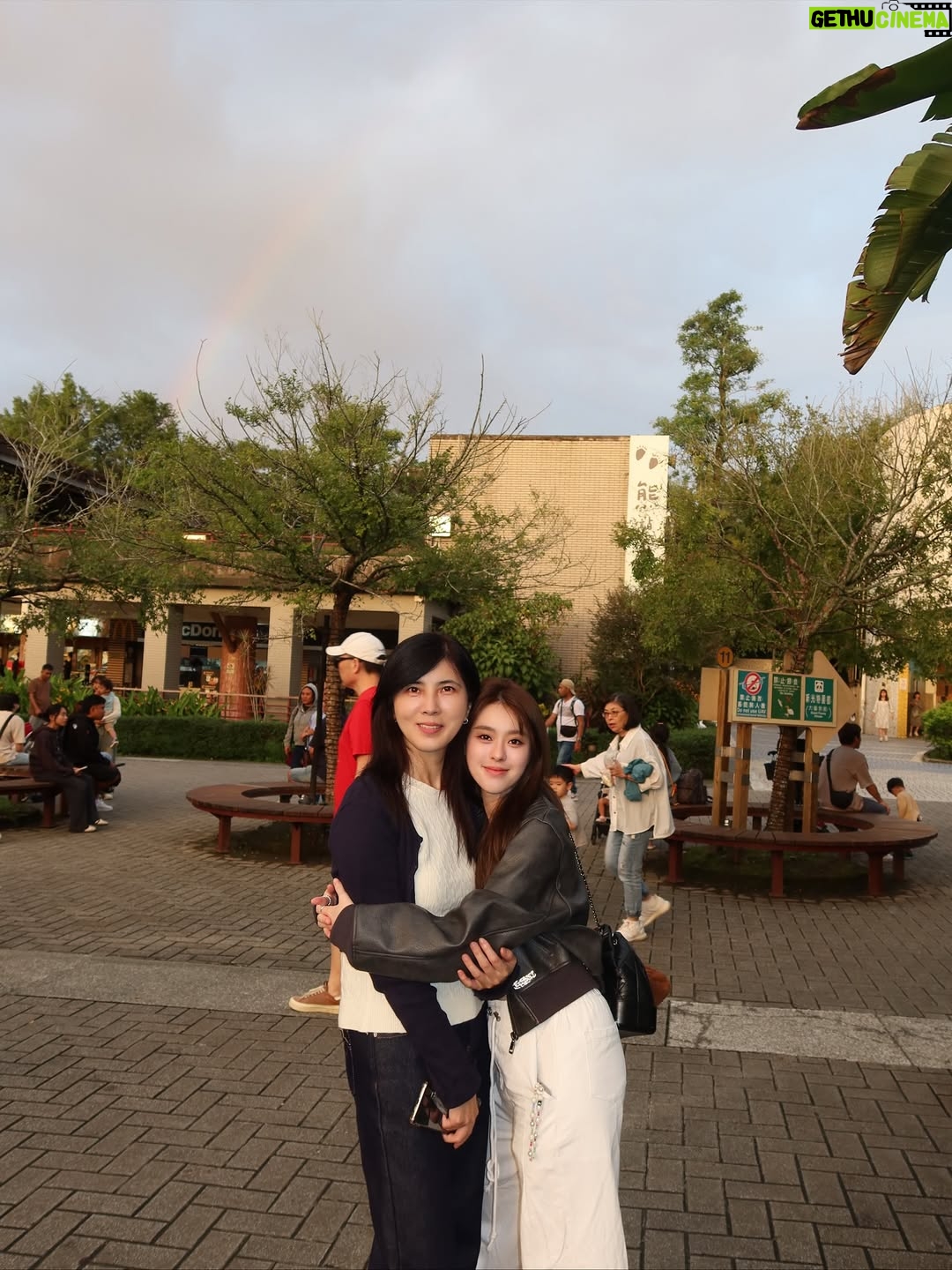 Ally Chiu - 4.6K Likes - ’‘
生日快樂最愛的母親大人
帶母親來吃 美國極光牧場乾式熟成 35 天帶骨肋眼牛排
Ps麥當勞沒有贊助

생일 축하해요, 내가 제일 사랑하는 엄마💓