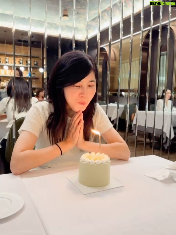 Ally Chiu - 4.6K Likes - ’‘
生日快樂最愛的母親大人
帶母親來吃 美國極光牧場乾式熟成 35 天帶骨肋眼牛排
Ps麥當勞沒有贊助

생일 축하해요, 내가 제일 사랑하는 엄마💓