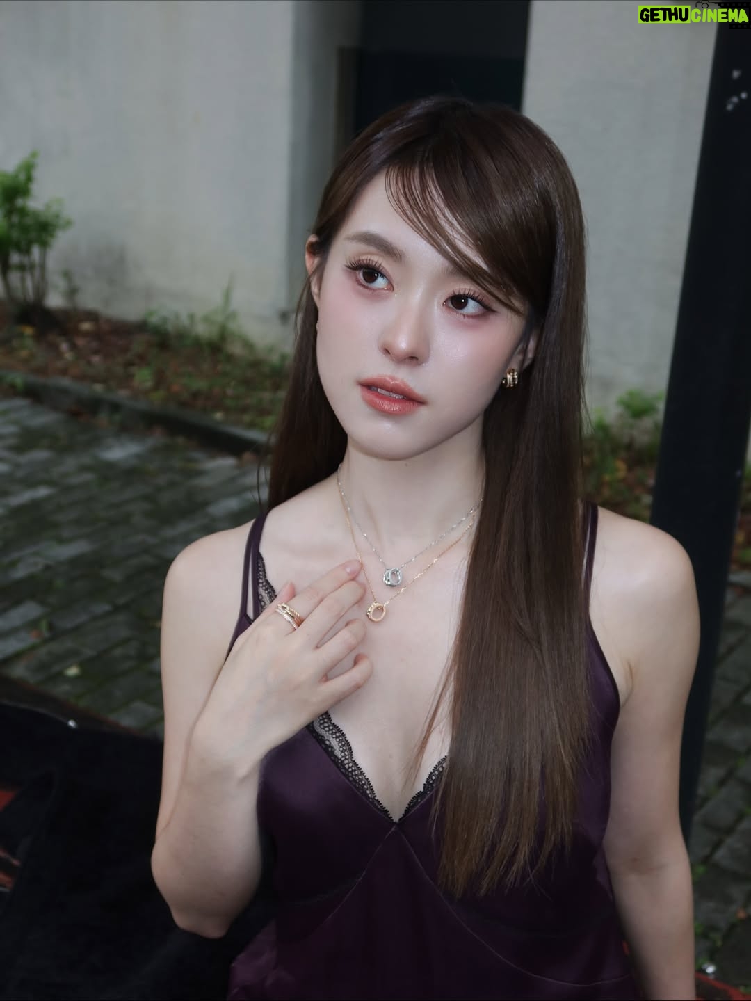 Ally Chiu - 6.2K Likes - ''
天真溫柔 單純善良
是刻劃在羽帆的這個角色裡
有時候不開口 是一種聰明的表現
神秘與未知  情感的糾葛
等你們一起找尋這個答案 
10/31 @linetw_original_theblackbox 
將在 @linetvtw  @netflixtw 首播
-
순진하고 부드러우며, 순수하고 친절한 모습이
유범 이라는 캐릭터에 담겨 있습니다.
때로는 말을 아끼는 것이 지혜로운 표현이 됩니다.
신비와 미지의 세계, 그리고 감정의 얽힘 속에서
여러분이 함께 그 답을 찾아가길 바랍니다.
10월 31일, Line TV와 Netflix에서 첫 방송됩니다.

༯ Make up / Hair @hans_hhsieh 
༯ Photo @phoebepow 
༯Dress#BeYourOwnBOSS @boss 
#ShakespeareIsInLove
༯ Accessory @fredjewelry#FREDParis #FREDJewelry
༯ Hair color @bamboo_gaga