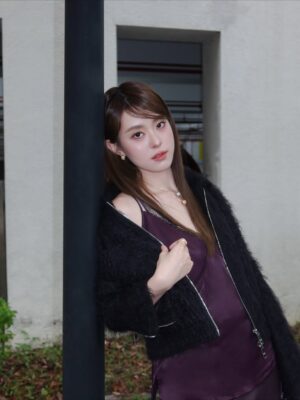 Ally Chiu Instagram - ''
天真溫柔 單純善良
是刻劃在羽帆的這個角色裡
有時候不開口 是一種聰明的表現
神秘與未知  情感的糾葛
等你們一起找尋這個答案 
10/31 @linetw_original_theblackbox 
將在 @linetvtw  @netflixtw 首播
-
순진하고 부드러우며, 순수하고 친절한 모습이
유범 이라는 캐릭터에 담겨 있습니다.
때로는 말을 아끼는 것이 지혜로운 표현이 됩니다.
신비와 미지의 세계, 그리고 감정의 얽힘 속에서
여러분이 함께 그 답을 찾아가길 바랍니다.
10월 31일, Line TV와 Netflix에서 첫 방송됩니다.

༯ Make up / Hair @hans_hhsieh 
༯ Photo @phoebepow 
༯Dress#BeYourOwnBOSS @boss 
#ShakespeareIsInLove
༯ Accessory @fredjewelry#FREDParis #FREDJewelry
༯ Hair color @bamboo_gaga