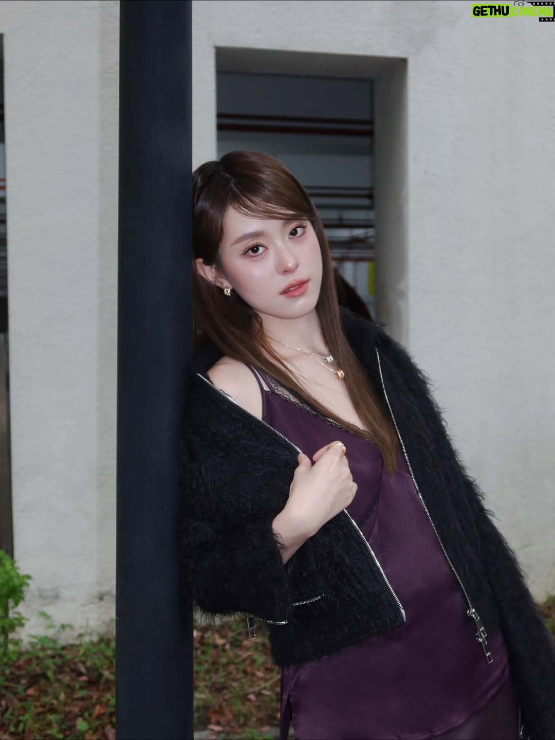 Ally Chiu - 6.2K Likes - ''
天真溫柔 單純善良
是刻劃在羽帆的這個角色裡
有時候不開口 是一種聰明的表現
神秘與未知  情感的糾葛
等你們一起找尋這個答案 
10/31 @linetw_original_theblackbox 
將在 @linetvtw  @netflixtw 首播
-
순진하고 부드러우며, 순수하고 친절한 모습이
유범 이라는 캐릭터에 담겨 있습니다.
때로는 말을 아끼는 것이 지혜로운 표현이 됩니다.
신비와 미지의 세계, 그리고 감정의 얽힘 속에서
여러분이 함께 그 답을 찾아가길 바랍니다.
10월 31일, Line TV와 Netflix에서 첫 방송됩니다.

༯ Make up / Hair @hans_hhsieh 
༯ Photo @phoebepow 
༯Dress#BeYourOwnBOSS @boss 
#ShakespeareIsInLove
༯ Accessory @fredjewelry#FREDParis #FREDJewelry
༯ Hair color @bamboo_gaga