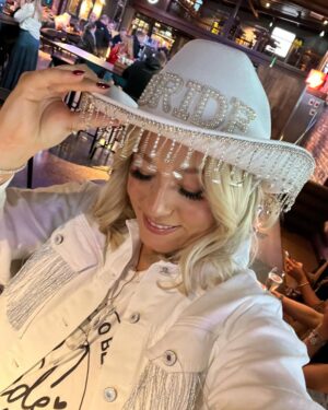Amelia Lily Instagram - HEN DO Part 1 - My last rodeo!!! 🤍
Don’t even know where to begin to be honest, my girls out did themselves. Too many photos to fit on here! I have the best family and bridal squad ever! 🥹