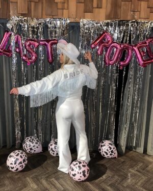 Amelia Lily Instagram - HEN DO Part 1 - My last rodeo!!! 🤍
Don’t even know where to begin to be honest, my girls out did themselves. Too many photos to fit on here! I have the best family and bridal squad ever! 🥹