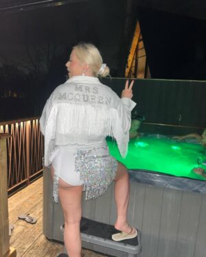 Amelia Lily Instagram - HEN DO Part 1 - My last rodeo!!! 🤍
Don’t even know where to begin to be honest, my girls out did themselves. Too many photos to fit on here! I have the best family and bridal squad ever! 🥹