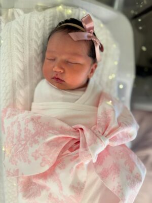 Amelia Vega Instagram - Vail Horford Vega 11.26.25 🎀 
Nuestra mesa, nuestras risas, nuestro amor… todo creció.
Nuestro sexto regalo del cielo, la más reciente razón de nuestra alegría.
Te esperábamos con tanta emoción. Te amo, chiquita mía.