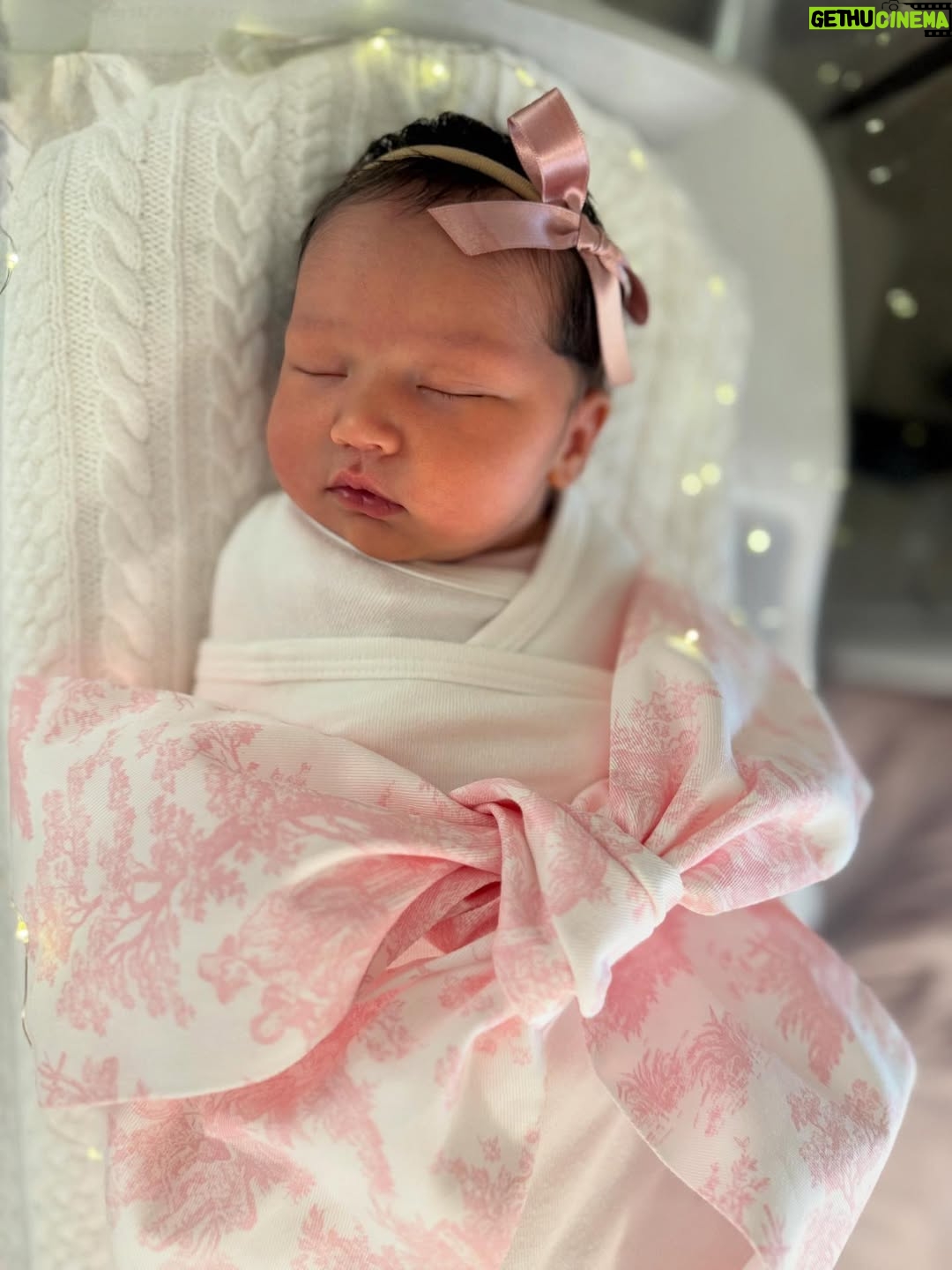 Amelia Vega - 326.2K Likes - Vail Horford Vega 11.26.25 🎀 
Nuestra mesa, nuestras risas, nuestro amor… todo creció.
Nuestro sexto regalo del cielo, la más reciente razón de nuestra alegría.
Te esperábamos con tanta emoción. Te amo, chiquita mía.