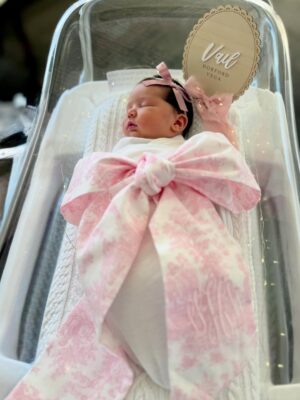 Amelia Vega Instagram - Vail Horford Vega 11.26.25 🎀 
Nuestra mesa, nuestras risas, nuestro amor… todo creció.
Nuestro sexto regalo del cielo, la más reciente razón de nuestra alegría.
Te esperábamos con tanta emoción. Te amo, chiquita mía.