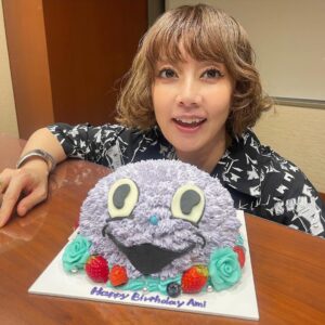 Ami Onuki Instagram - 大貫亜美日常生活52周年記念日を迎え、52キャラット✨という、ダイヤモンドだったらキヨサクの拳ぐらいの大きさであろうキャラット数になりました☺️💎✨
PUFFYチームからのドナコナケーキと同じ顔をして、巨匠・由美浦憲治キャメラマンに「…こんな顔だったかなぁ。なんか撮ると違うなぁ。」と(不安をバチクソに)煽りながら撮っていただきました。もっと自分磨きします。来年はPUFFYも30周年を迎えるので、今までに見せたことないくらいシャキシャキ動きますので、皆々様、よろしゅうお願い申しあげ奉りまする〜(絶対観たよね)
#puffy #puffyamiyumi  #由美じゃないほう #photoby由美浦憲治  #日常生活52周年記念 #おかげさまで楽しく過ごせてます #前日遊んだ人たちに #わたしには珍しいカウントダウンしてもらって #パリピになりました #参加者5人 #そして当日は #娘小狸と母と #映画を観に行くという素敵なひととき #もちろん観たさ国宝 #そんな最高なお誕生日を全部自分で手配しました #52キャラットなので #そして明日は母のお誕生日 #わたしは母のような母になれているのか #振り返る日でもあります #みんなありが㌧ｻﾞﾏｽ〜🌹✨