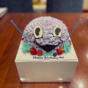 Ami Onuki Instagram - 大貫亜美日常生活52周年記念日を迎え、52キャラット✨という、ダイヤモンドだったらキヨサクの拳ぐらいの大きさであろうキャラット数になりました☺️💎✨
PUFFYチームからのドナコナケーキと同じ顔をして、巨匠・由美浦憲治キャメラマンに「…こんな顔だったかなぁ。なんか撮ると違うなぁ。」と(不安をバチクソに)煽りながら撮っていただきました。もっと自分磨きします。来年はPUFFYも30周年を迎えるので、今までに見せたことないくらいシャキシャキ動きますので、皆々様、よろしゅうお願い申しあげ奉りまする〜(絶対観たよね)
#puffy #puffyamiyumi  #由美じゃないほう #photoby由美浦憲治  #日常生活52周年記念 #おかげさまで楽しく過ごせてます #前日遊んだ人たちに #わたしには珍しいカウントダウンしてもらって #パリピになりました #参加者5人 #そして当日は #娘小狸と母と #映画を観に行くという素敵なひととき #もちろん観たさ国宝 #そんな最高なお誕生日を全部自分で手配しました #52キャラットなので #そして明日は母のお誕生日 #わたしは母のような母になれているのか #振り返る日でもあります #みんなありが㌧ｻﾞﾏｽ〜🌹✨