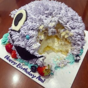 Ami Onuki Instagram - 大貫亜美日常生活52周年記念日を迎え、52キャラット✨という、ダイヤモンドだったらキヨサクの拳ぐらいの大きさであろうキャラット数になりました☺️💎✨
PUFFYチームからのドナコナケーキと同じ顔をして、巨匠・由美浦憲治キャメラマンに「…こんな顔だったかなぁ。なんか撮ると違うなぁ。」と(不安をバチクソに)煽りながら撮っていただきました。もっと自分磨きします。来年はPUFFYも30周年を迎えるので、今までに見せたことないくらいシャキシャキ動きますので、皆々様、よろしゅうお願い申しあげ奉りまする〜(絶対観たよね)
#puffy #puffyamiyumi  #由美じゃないほう #photoby由美浦憲治  #日常生活52周年記念 #おかげさまで楽しく過ごせてます #前日遊んだ人たちに #わたしには珍しいカウントダウンしてもらって #パリピになりました #参加者5人 #そして当日は #娘小狸と母と #映画を観に行くという素敵なひととき #もちろん観たさ国宝 #そんな最高なお誕生日を全部自分で手配しました #52キャラットなので #そして明日は母のお誕生日 #わたしは母のような母になれているのか #振り返る日でもあります #みんなありが㌧ｻﾞﾏｽ〜🌹✨