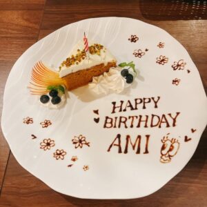 Ami Onuki Instagram - 大貫亜美日常生活52周年記念日を迎え、52キャラット✨という、ダイヤモンドだったらキヨサクの拳ぐらいの大きさであろうキャラット数になりました☺️💎✨
PUFFYチームからのドナコナケーキと同じ顔をして、巨匠・由美浦憲治キャメラマンに「…こんな顔だったかなぁ。なんか撮ると違うなぁ。」と(不安をバチクソに)煽りながら撮っていただきました。もっと自分磨きします。来年はPUFFYも30周年を迎えるので、今までに見せたことないくらいシャキシャキ動きますので、皆々様、よろしゅうお願い申しあげ奉りまする〜(絶対観たよね)
#puffy #puffyamiyumi  #由美じゃないほう #photoby由美浦憲治  #日常生活52周年記念 #おかげさまで楽しく過ごせてます #前日遊んだ人たちに #わたしには珍しいカウントダウンしてもらって #パリピになりました #参加者5人 #そして当日は #娘小狸と母と #映画を観に行くという素敵なひととき #もちろん観たさ国宝 #そんな最高なお誕生日を全部自分で手配しました #52キャラットなので #そして明日は母のお誕生日 #わたしは母のような母になれているのか #振り返る日でもあります #みんなありが㌧ｻﾞﾏｽ〜🌹✨