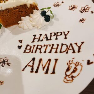 Ami Onuki Instagram - 大貫亜美日常生活52周年記念日を迎え、52キャラット✨という、ダイヤモンドだったらキヨサクの拳ぐらいの大きさであろうキャラット数になりました☺️💎✨
PUFFYチームからのドナコナケーキと同じ顔をして、巨匠・由美浦憲治キャメラマンに「…こんな顔だったかなぁ。なんか撮ると違うなぁ。」と(不安をバチクソに)煽りながら撮っていただきました。もっと自分磨きします。来年はPUFFYも30周年を迎えるので、今までに見せたことないくらいシャキシャキ動きますので、皆々様、よろしゅうお願い申しあげ奉りまする〜(絶対観たよね)
#puffy #puffyamiyumi  #由美じゃないほう #photoby由美浦憲治  #日常生活52周年記念 #おかげさまで楽しく過ごせてます #前日遊んだ人たちに #わたしには珍しいカウントダウンしてもらって #パリピになりました #参加者5人 #そして当日は #娘小狸と母と #映画を観に行くという素敵なひととき #もちろん観たさ国宝 #そんな最高なお誕生日を全部自分で手配しました #52キャラットなので #そして明日は母のお誕生日 #わたしは母のような母になれているのか #振り返る日でもあります #みんなありが㌧ｻﾞﾏｽ〜🌹✨