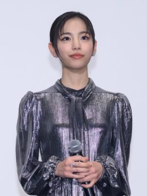 Ami Touma Instagram - 映画「#終点のあの子」ジャパンプレミアの舞台挨拶がありました！
来てくださった皆様、ありがとうございました。
高校生たちの誰かに憧れたり嫉妬したりする感情の移り変わりや、登場人物それぞれが不安や悩みを抱えながらも自分の進む道を探していく姿をぜひ劇場で見ていただきたいです。
映画公開は来年1月23日です。
ぜひ劇場でご覧ください😊