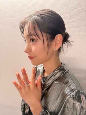 Ami Touma Instagram - 映画「#終点のあの子」ジャパンプレミアの舞台挨拶がありました！
来てくださった皆様、ありがとうございました。
高校生たちの誰かに憧れたり嫉妬したりする感情の移り変わりや、登場人物それぞれが不安や悩みを抱えながらも自分の進む道を探していく姿をぜひ劇場で見ていただきたいです。
映画公開は来年1月23日です。
ぜひ劇場でご覧ください😊