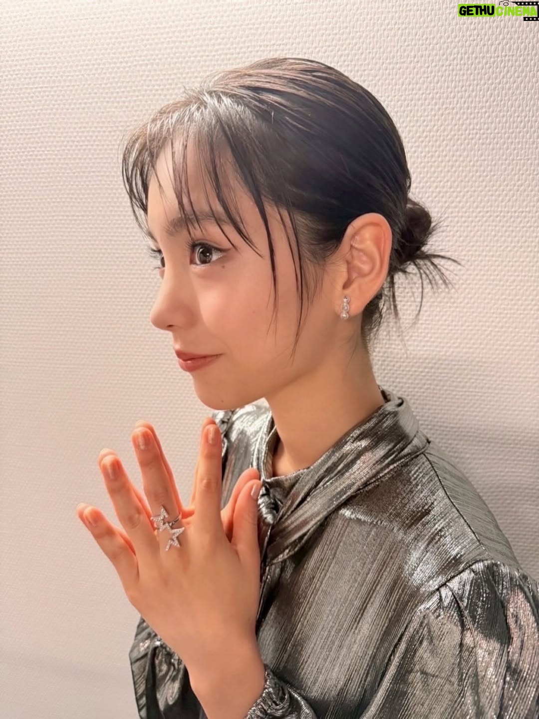 Ami Touma - 28.5K Likes - 映画「#終点のあの子」ジャパンプレミアの舞台挨拶がありました！
来てくださった皆様、ありがとうございました。
高校生たちの誰かに憧れたり嫉妬したりする感情の移り変わりや、登場人物それぞれが不安や悩みを抱えながらも自分の進む道を探していく姿をぜひ劇場で見ていただきたいです。
映画公開は来年1月23日です。
ぜひ劇場でご覧ください😊