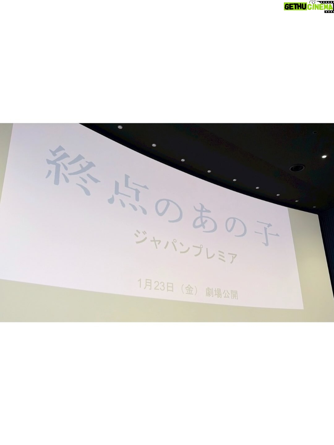 Ami Touma - 28.5K Likes - 映画「#終点のあの子」ジャパンプレミアの舞台挨拶がありました！
来てくださった皆様、ありがとうございました。
高校生たちの誰かに憧れたり嫉妬したりする感情の移り変わりや、登場人物それぞれが不安や悩みを抱えながらも自分の進む道を探していく姿をぜひ劇場で見ていただきたいです。
映画公開は来年1月23日です。
ぜひ劇場でご覧ください😊