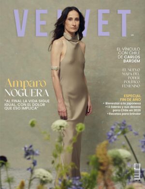 Amparo Noguera Instagram - En esta entrevista, la actriz repasa sus 40 años de carrera y 60 de vida en uno de sus momentos más difíciles, donde combina el éxito en el extranjero con pérdidas personales. Aquí habla de sus muertos, de ser actriz, de política, del miedo y también de la muerte reciente de su papá.

Además en esta edición, el nuevo mapa del poder femenino en el Congreso, la revolución emocional de Paz Bascuñan y el debut de Carlos Bardem en Chile. Cristián Preece nos abre las puertas de su casa y Chalota posa junto a Daniela Castro en su era más estelar.

También, Trinidad Soffia, el horóscopo de Pedro Engel, vida social, bienestar al estilo japonés, recetas para brindar este fin de año, deporte, viajes, mundo, tendencias gourmet, moda y mucho más.

Suscríbete y/o consigue la nueva edición, en su versión impresa y digital en tienda.revistavelvet.cl.

Por Marisol Olivares
Dirección creativa y fotografía @simonpaisthomas 
Editora jefa @pau_linagonzalez 
Dirección de arte Alejandro Franco
Stylist @jazmindelasflores 
Maquillaje y pelo @jvliolgvins 
Asistente fotografía Benjamín Carvajal
Ambientación Gabriel Pieper y Tomás Moro
Flores y arreglos Andrés Sánchez - @carritodeflores 
Producción general @carolazog 
Backstage y video @pedromagnere 
Agradecimientos @laluzfilmsandtalents