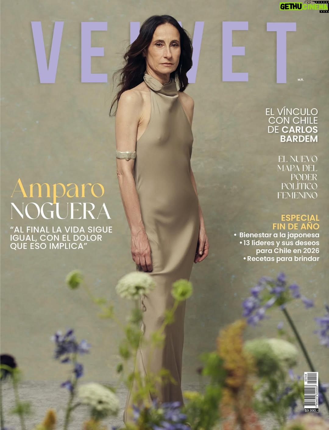Amparo Noguera - 2.6K Likes - En esta entrevista, la actriz repasa sus 40 años de carrera y 60 de vida en uno de sus momentos más difíciles, donde combina el éxito en el extranjero con pérdidas personales. Aquí habla de sus muertos, de ser actriz, de política, del miedo y también de la muerte reciente de su papá.

Además en esta edición, el nuevo mapa del poder femenino en el Congreso, la revolución emocional de Paz Bascuñan y el debut de Carlos Bardem en Chile. Cristián Preece nos abre las puertas de su casa y Chalota posa junto a Daniela Castro en su era más estelar.

También, Trinidad Soffia, el horóscopo de Pedro Engel, vida social, bienestar al estilo japonés, recetas para brindar este fin de año, deporte, viajes, mundo, tendencias gourmet, moda y mucho más.

Suscríbete y/o consigue la nueva edición, en su versión impresa y digital en tienda.revistavelvet.cl.

Por Marisol Olivares
Dirección creativa y fotografía @simonpaisthomas 
Editora jefa @pau_linagonzalez 
Dirección de arte Alejandro Franco
Stylist @jazmindelasflores 
Maquillaje y pelo @jvliolgvins 
Asistente fotografía Benjamín Carvajal
Ambientación Gabriel Pieper y Tomás Moro
Flores y arreglos Andrés Sánchez - @carritodeflores 
Producción general @carolazog 
Backstage y video @pedromagnere 
Agradecimientos @laluzfilmsandtalents