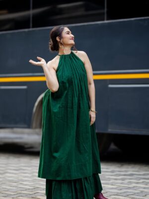 Amruta Subhash Instagram - Thank you so much to all of you for this amazing response for our film #jarann on @zee5 
#jarannmarathimovie #jarannonzee5 #promotions #chalahavayeudya 

Outfit @tanyasbenzfashion 
Jewellery @sorayaajewels_
Assisted by @tapasya_chalke
Capture by @shoot_machine
Styled by @tanmay_jangam