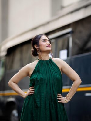 Amruta Subhash Instagram - Thank you so much to all of you for this amazing response for our film #jarann on @zee5 
#jarannmarathimovie #jarannonzee5 #promotions #chalahavayeudya 

Outfit @tanyasbenzfashion 
Jewellery @sorayaajewels_
Assisted by @tapasya_chalke
Capture by @shoot_machine
Styled by @tanmay_jangam