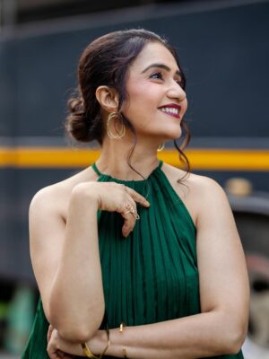 Amruta Subhash Instagram - Thank you so much to all of you for this amazing response for our film #jarann on @zee5 
#jarannmarathimovie #jarannonzee5 #promotions #chalahavayeudya 

Outfit @tanyasbenzfashion 
Jewellery @sorayaajewels_
Assisted by @tapasya_chalke
Capture by @shoot_machine
Styled by @tanmay_jangam