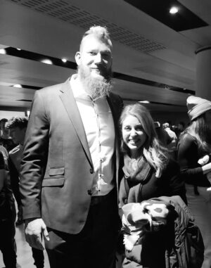 Amy Huberman Instagram - Insta v Reality đ My friend is slagging me that I look bizarrely tall for my height and that is FAIR
Pic 1; a generous angle for feck sake
Pic 2 & 3 saying hi to Leinsterâs RG Snyman đ
On a door frame Iâd bump my head off the skirting boards.