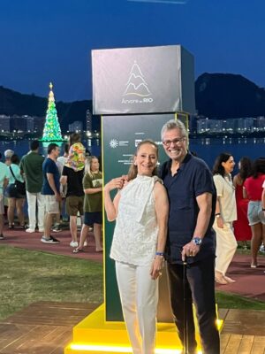 Ana Botafogo Instagram - ✨ Uma noite de luzes, emoção e beleza!
Tive a honra de participar da cerimônia de acendimento da tradicional @arvoredorio , um dos símbolos mais encantadores das festas cariocas.

Ao lado do querido @carlinhosdejesus , celebrei esse momento tão especial, que ilumina o coração da cidade e encanta moradores e visitantes do Rio.

Parabéns à @petrobras pela realização desse espetáculo que une arte, cultura e magia natalina.

🎄 Que a luz da @arvoredorio inspire um fim de ano cheio de esperança e harmonia!

#ÁrvoreDoRio #NatalNaLagoa #Petrobras #CulturaCarioca #AnaBotafogo