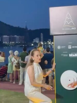 Ana Botafogo Instagram - ✨ Uma noite de luzes, emoção e beleza!
Tive a honra de participar da cerimônia de acendimento da tradicional @arvoredorio , um dos símbolos mais encantadores das festas cariocas.

Ao lado do querido @carlinhosdejesus , celebrei esse momento tão especial, que ilumina o coração da cidade e encanta moradores e visitantes do Rio.

Parabéns à @petrobras pela realização desse espetáculo que une arte, cultura e magia natalina.

🎄 Que a luz da @arvoredorio inspire um fim de ano cheio de esperança e harmonia!

#ÁrvoreDoRio #NatalNaLagoa #Petrobras #CulturaCarioca #AnaBotafogo