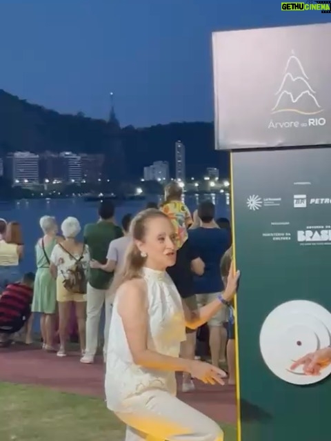 Ana Botafogo - 2.6K Likes - ✨ Uma noite de luzes, emoção e beleza!
Tive a honra de participar da cerimônia de acendimento da tradicional @arvoredorio , um dos símbolos mais encantadores das festas cariocas.

Ao lado do querido @carlinhosdejesus , celebrei esse momento tão especial, que ilumina o coração da cidade e encanta moradores e visitantes do Rio.

Parabéns à @petrobras pela realização desse espetáculo que une arte, cultura e magia natalina.

🎄 Que a luz da @arvoredorio inspire um fim de ano cheio de esperança e harmonia!

#ÁrvoreDoRio #NatalNaLagoa #Petrobras #CulturaCarioca #AnaBotafogo