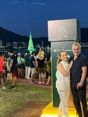 Ana Botafogo Instagram - ✨ Uma noite de luzes, emoção e beleza!
Tive a honra de participar da cerimônia de acendimento da tradicional @arvoredorio , um dos símbolos mais encantadores das festas cariocas.

Ao lado do querido @carlinhosdejesus , celebrei esse momento tão especial, que ilumina o coração da cidade e encanta moradores e visitantes do Rio.

Parabéns à @petrobras pela realização desse espetáculo que une arte, cultura e magia natalina.

🎄 Que a luz da @arvoredorio inspire um fim de ano cheio de esperança e harmonia!

#ÁrvoreDoRio #NatalNaLagoa #Petrobras #CulturaCarioca #AnaBotafogo