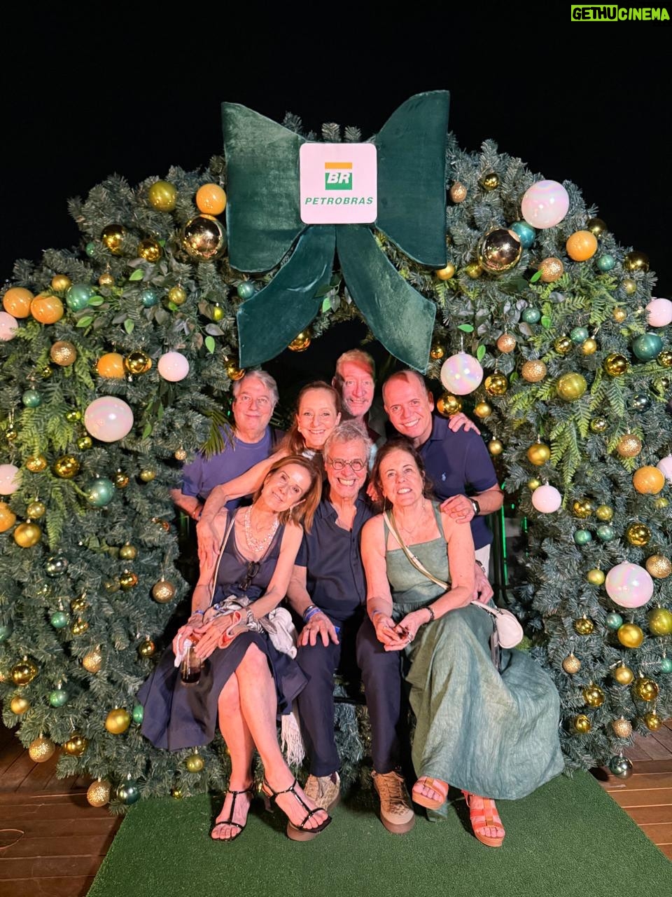 Ana Botafogo - 2.6K Likes - ✨ Uma noite de luzes, emoção e beleza!
Tive a honra de participar da cerimônia de acendimento da tradicional @arvoredorio , um dos símbolos mais encantadores das festas cariocas.

Ao lado do querido @carlinhosdejesus , celebrei esse momento tão especial, que ilumina o coração da cidade e encanta moradores e visitantes do Rio.

Parabéns à @petrobras pela realização desse espetáculo que une arte, cultura e magia natalina.

🎄 Que a luz da @arvoredorio inspire um fim de ano cheio de esperança e harmonia!

#ÁrvoreDoRio #NatalNaLagoa #Petrobras #CulturaCarioca #AnaBotafogo