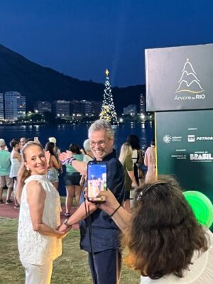 Ana Botafogo Instagram - ✨ Uma noite de luzes, emoção e beleza!
Tive a honra de participar da cerimônia de acendimento da tradicional @arvoredorio , um dos símbolos mais encantadores das festas cariocas.

Ao lado do querido @carlinhosdejesus , celebrei esse momento tão especial, que ilumina o coração da cidade e encanta moradores e visitantes do Rio.

Parabéns à @petrobras pela realização desse espetáculo que une arte, cultura e magia natalina.

🎄 Que a luz da @arvoredorio inspire um fim de ano cheio de esperança e harmonia!

#ÁrvoreDoRio #NatalNaLagoa #Petrobras #CulturaCarioca #AnaBotafogo